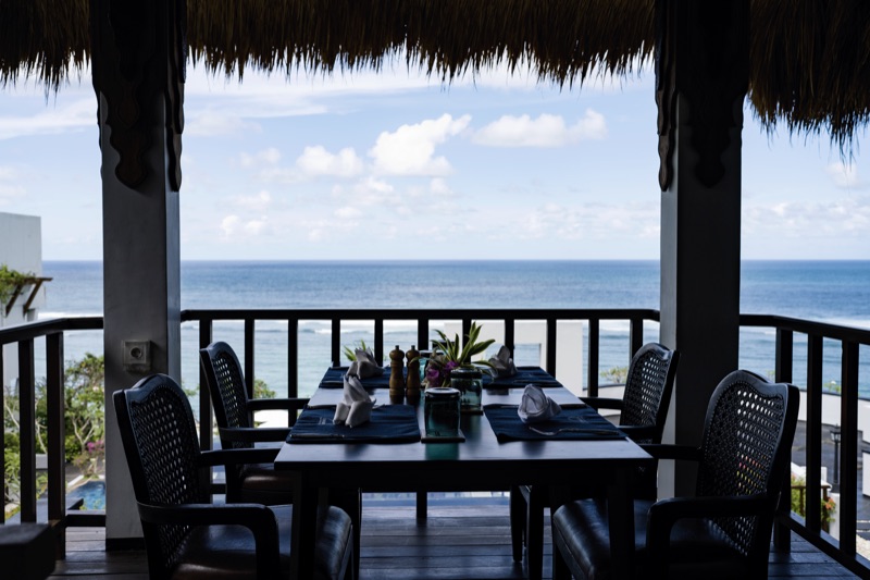 Ocean-view dining under thatched roof